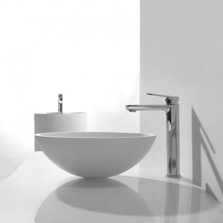Set-up di coppe bianche composite su Rue du Bain