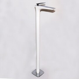 Totem rubinetto lavabo sul piede bianco 2