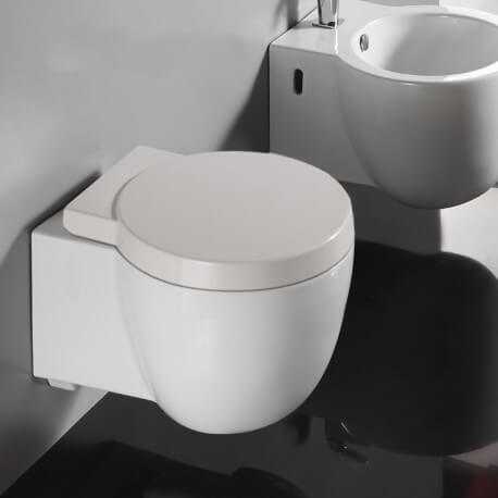 Weißes kompaktes Wand-WC mit Charm-Sitz |Bather Straße